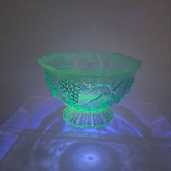 Vintage Jefferson Glass Blue Opalescent Footed Grapes & Vines Dish - Picture 12 of 16